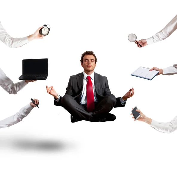 Homem de negócios relaxado que faz ioga — Fotografia de Stock