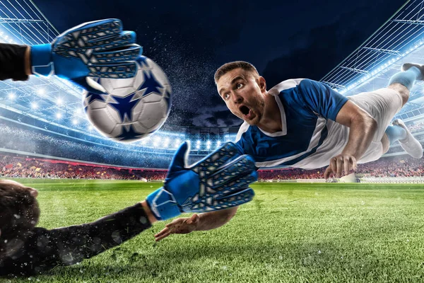 Goalkeeper catches the ball in the stadium — Stock Photo, Image