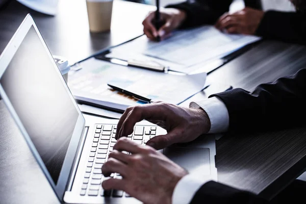 Man working on laptop — Stock Photo, Image