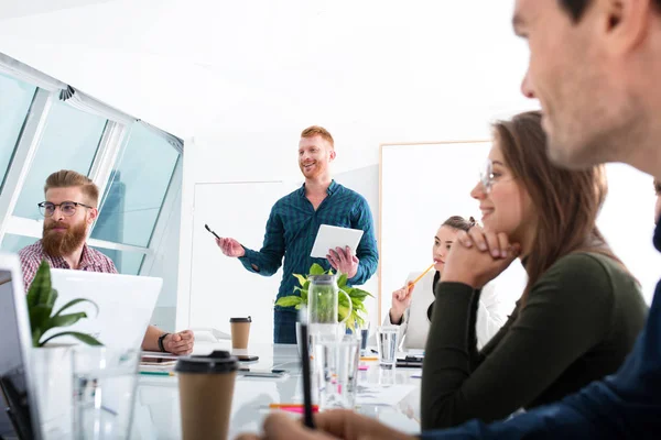 Ein Team von Geschäftsleuten arbeitet im Büro zusammen. Konzept der Teamarbeit und Partnerschaft — Stockfoto