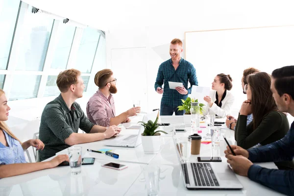 Equipo de hombres de negocios trabajan juntos en la oficina. Concepto de trabajo en equipo y asociación —  Fotos de Stock