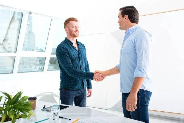 Een zakenman die zijn hand schudt. concept van teamwork en partnerschap — Stockfoto