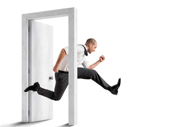Empresario cruzando una puerta . —  Fotos de Stock