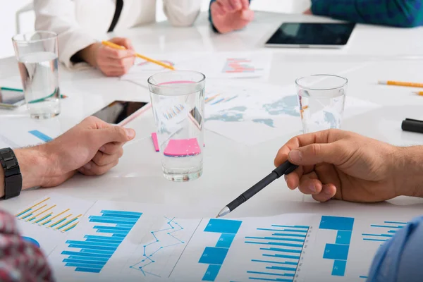 Equipo de personas que trabajan juntas — Foto de Stock