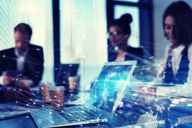 Ekip çalışması ofiste bir dizüstü bilgisayar ile çalışır.