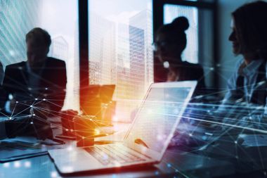 Ekip çalışması ofiste bir dizüstü bilgisayar ile çalışır.