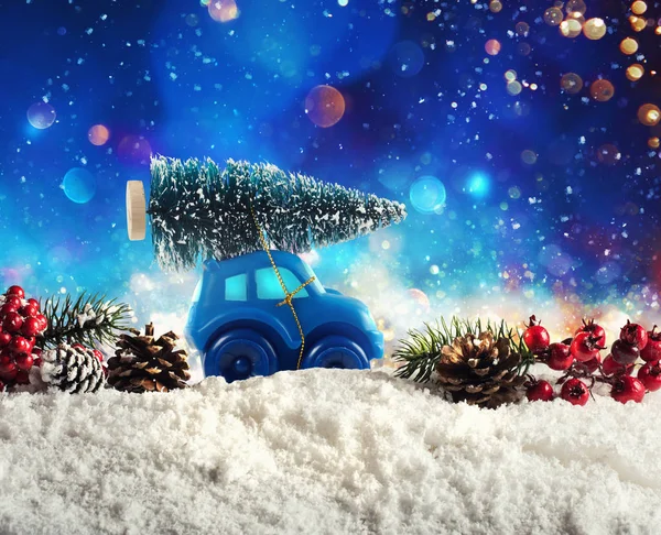 Carro que transportar uma árvore de Natal — Fotografia de Stock