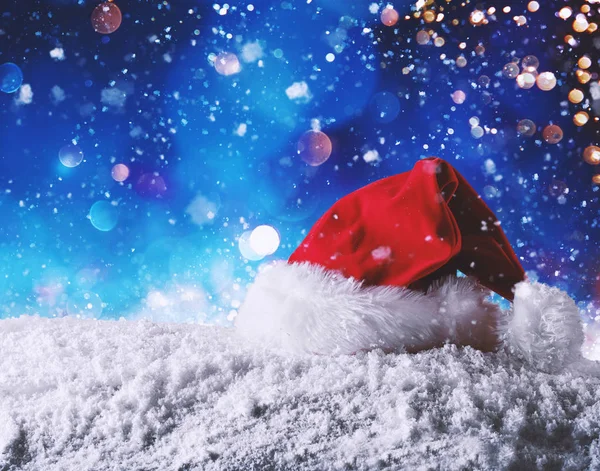 Chapéu de Papai Noel na neve — Fotografia de Stock
