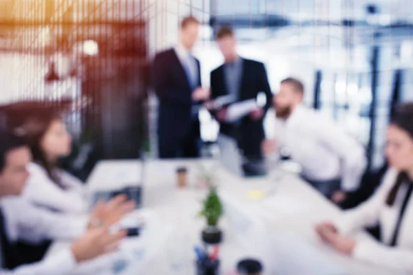 Les gens d'affaires dans un bureau moderne — Photo