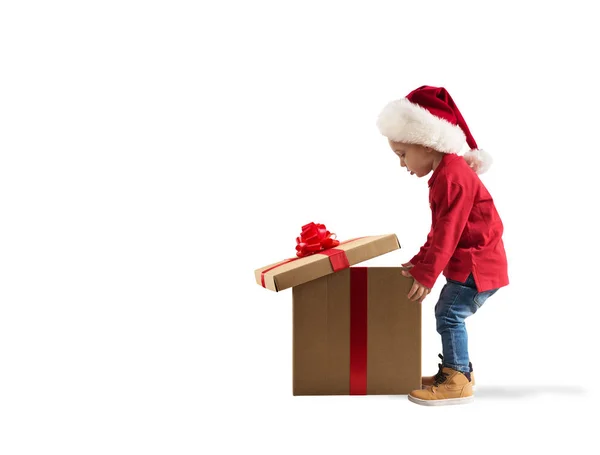 Dziecko otwiera magiczny świąteczny prezent. Białe tło — Zdjęcie stockowe