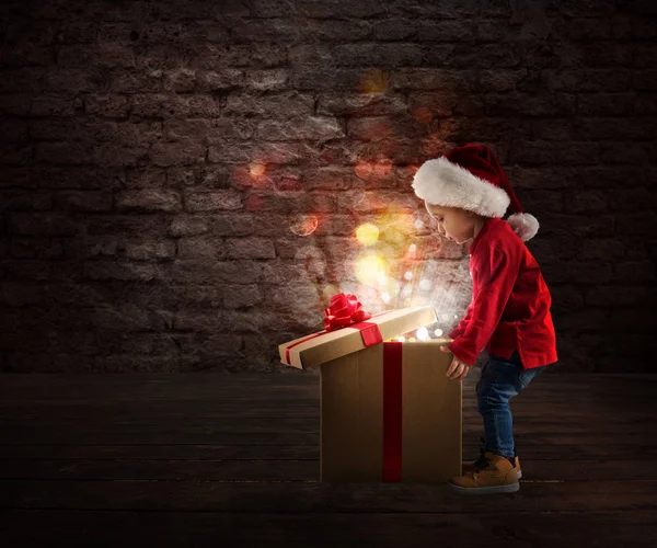 Gyermek csodálkoztak ajándék — Stock Fotó