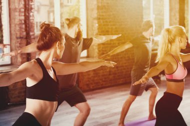 İnsanlar spor salonunda germe yapmak