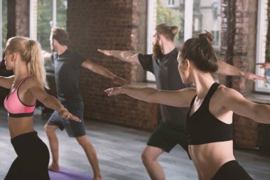 İnsanlar spor salonunda germe yapmak