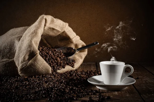 Fundo da xícara de grãos de café — Fotografia de Stock