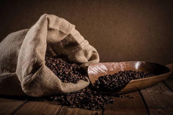 Granos de café con bolsa de yute —  Fotos de Stock