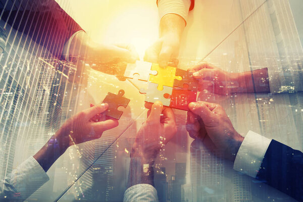 Бизнесмены, работающие вместе
 