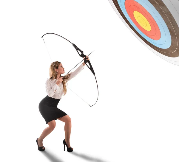 Femme d'affaires avec arc et flèche pointant — Photo