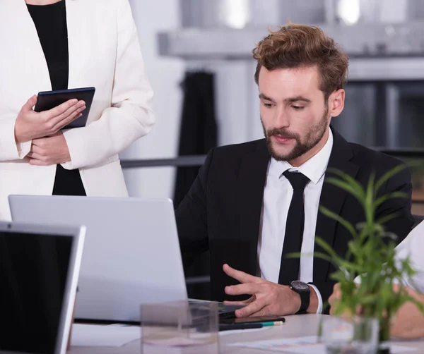 Empresario en una oficina moderna — Foto de Stock