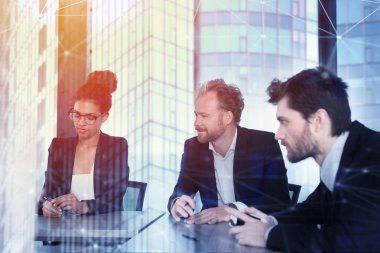 İş adamları birlikte çalışıyor.