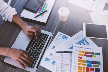 Internet ağa bağlı işadamı. 