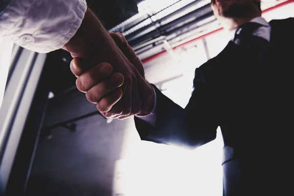 Handshaking mensen uit het bedrijfsleven in het kantoor. — Stockfoto