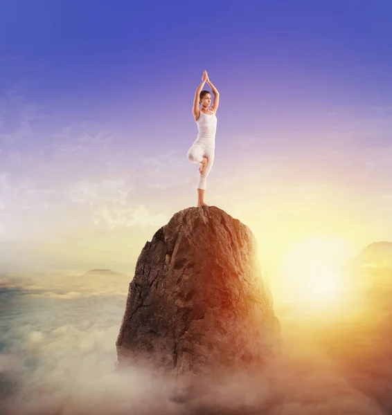 Femme en équilibre tout en faisant du yoga — Photo