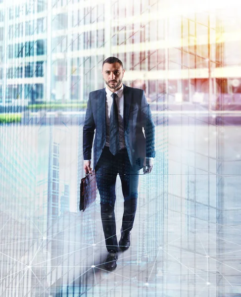 Hombre de negocios caminando por la calle — Foto de Stock