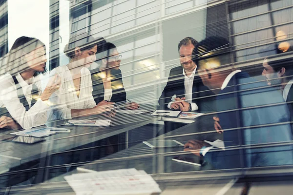 Uomini d'affari che lavorano insieme — Foto Stock