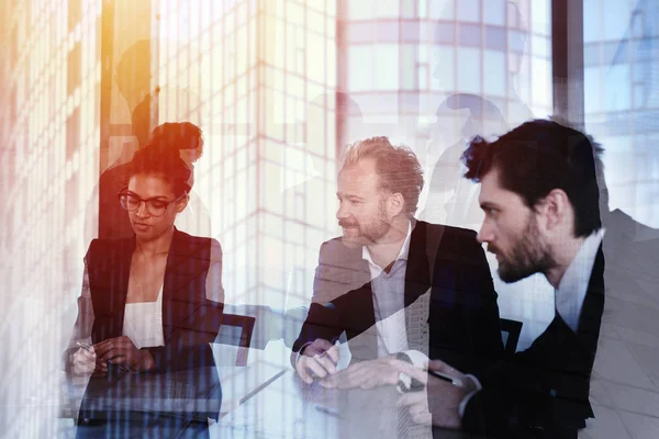 Mensen uit het bedrijfsleven samenwerken in office. — Stockfoto