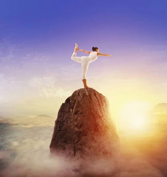 Mujer en equilibrio mientras hace yoga —  Fotos de Stock