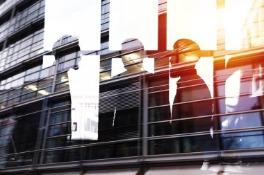 İş adamları birlikte çalışıyor.