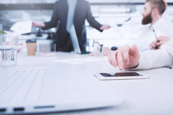 Affärskvinna fungerar på en mobiltelefon. — Stockfoto