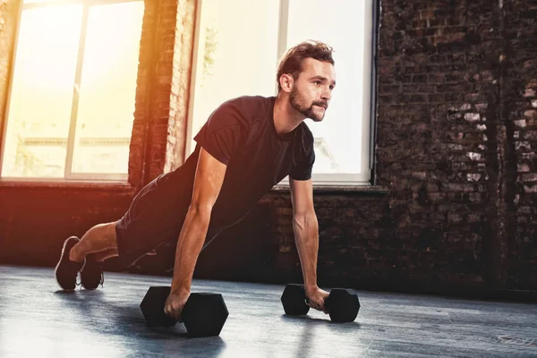 Man doing pushups at the gym — Stock Photo, Image