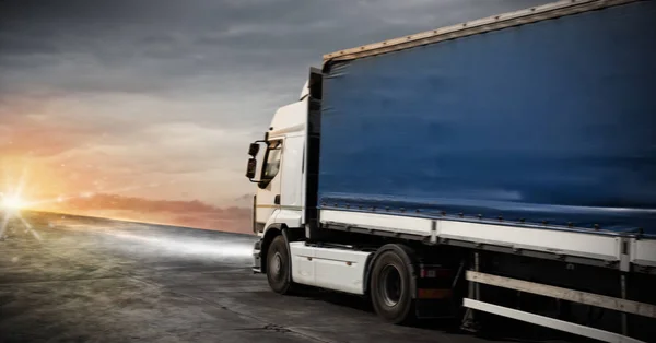 Vit snabb lastbilstransporter levererar varor — Stockfoto