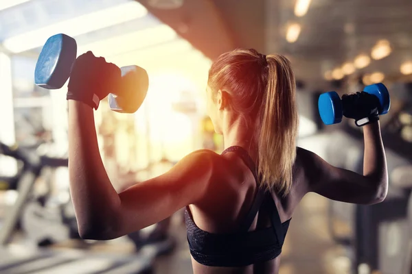 Atlético musculoso mujer entrenamiento bíceps —  Fotos de Stock