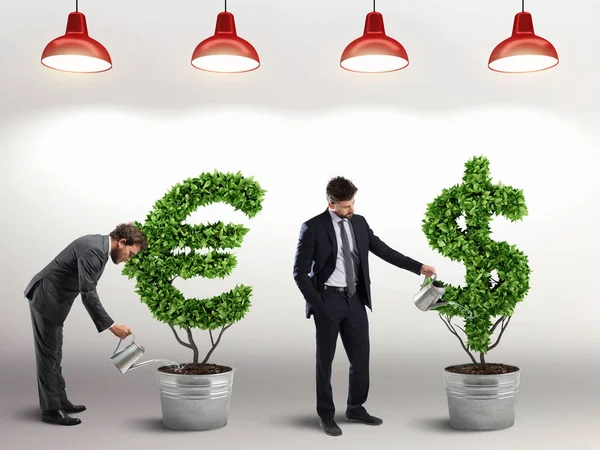 Businessmen turning  ideas into earnings. — Stock Photo, Image