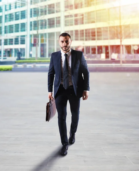 Businessman walking on the street — Stock Photo, Image