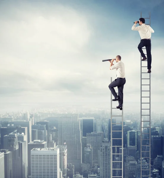 Empresários Numa Escada Ver Com Binóculos Conceito Novas Oportunidades — Fotografia de Stock