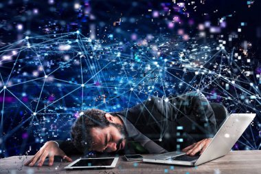İşadamı teknoloji ağlarda sıkışmış. İnternet bağımlılığı kavramı