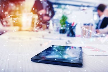 Internet bağlantısı olan Multimedya hisse bir tabloda tablet