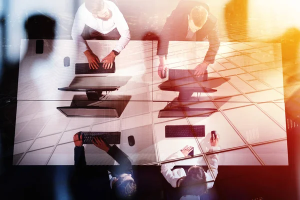 Los empresarios en la oficina trabajan junto con la computadora. concepto de asociación y trabajo en equipo — Foto de Stock