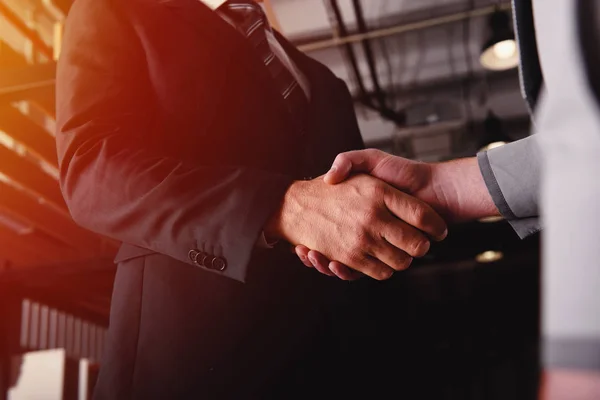 Kézfogás Üzletemberek Irodában Csapatmunka Üzleti Partnerség Fogalma — Stock Fotó
