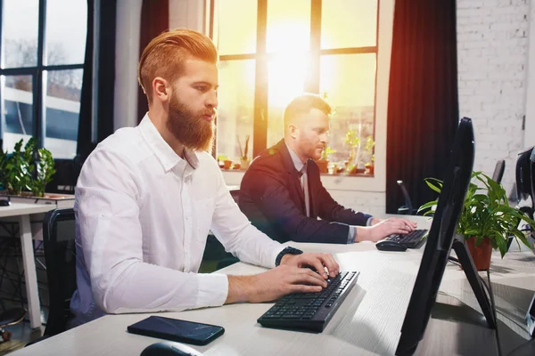 Uomo d'affari in ufficio connesso su rete internet. concetto di partenariato e lavoro di squadra — Foto Stock