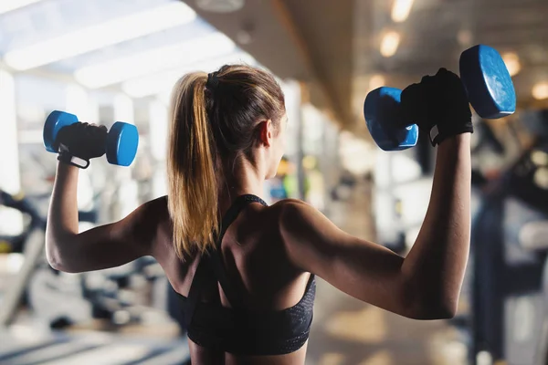 Mulher Muscular Atlética Treina Bíceps Com Halteres Ginásio — Fotografia de Stock