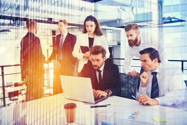 Ondernemer in kantoor aangesloten op internetnetwerk. concept van partnerschap en teamwork — Stockfoto