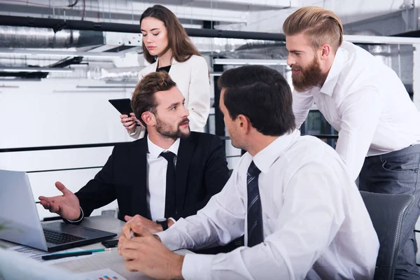 Empresario en oficina conectado a la red de internet. concepto de asociación y trabajo en equipo —  Fotos de Stock