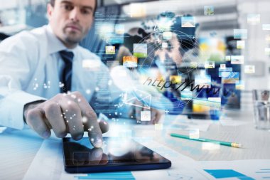 Internet bağlantısı olan Multimedya hisse bir tablet ile işadamı