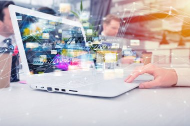 Online paylaşım iş kadını ile bir dizüstü bilgisayar belge ve hızlı internet bağlantı