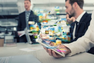 Internet bağlantısı olan Multimedya hisse bir işkadını Smartphone