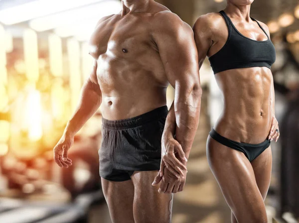 Homem e mulher musculados no ginásio — Fotografia de Stock